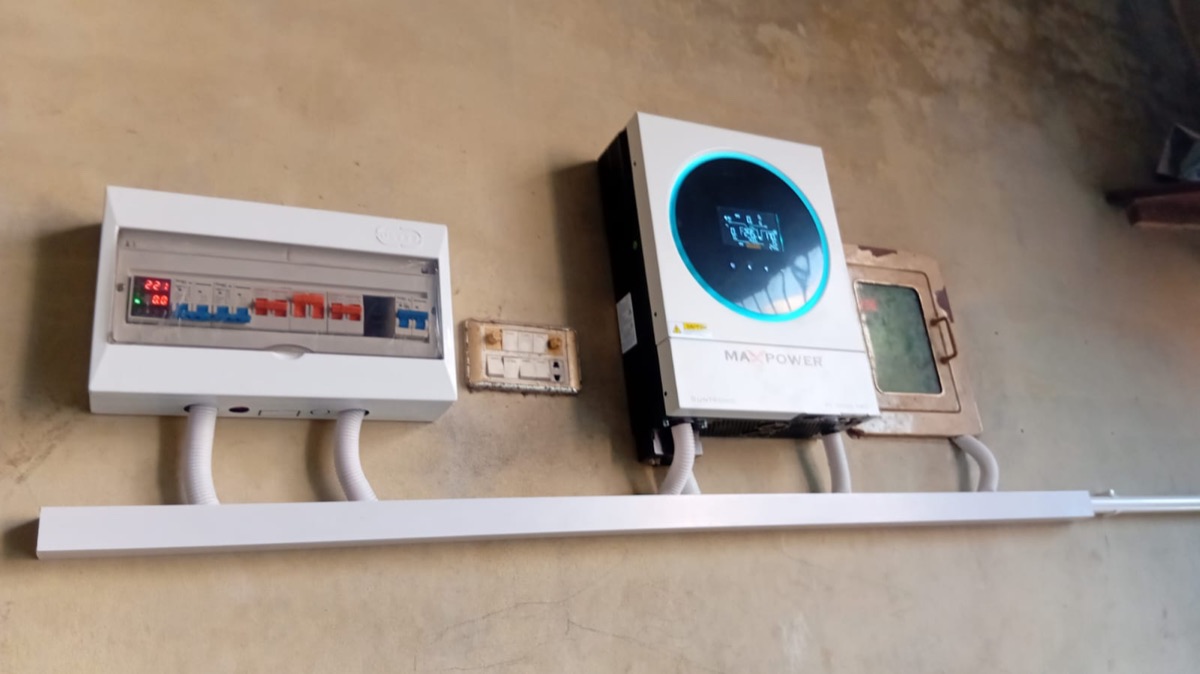 MaxPower Suntronic premium hybrid inverter with live voltmeter