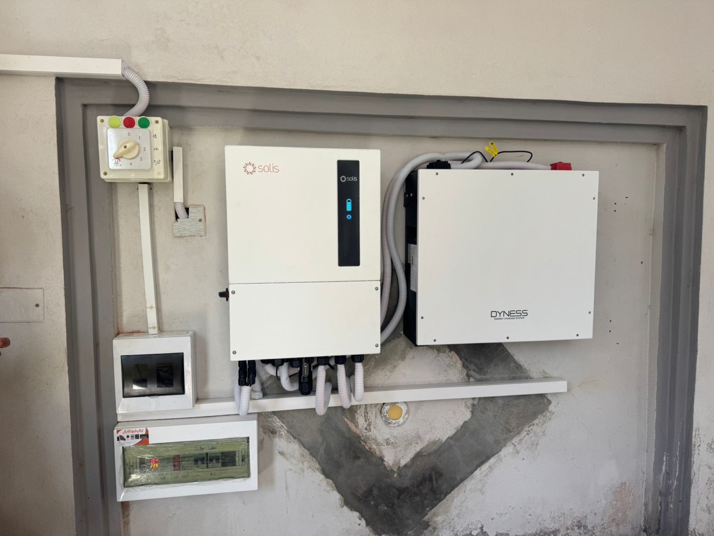 Solis hybrid inverter and Dyness lithium battery wall-mounted install